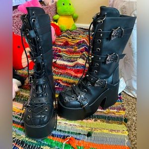 demonia size 8s, new and never been worn:)